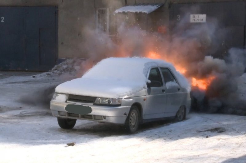 Автомобиль взорвали у отдела полиции в Новосибирске